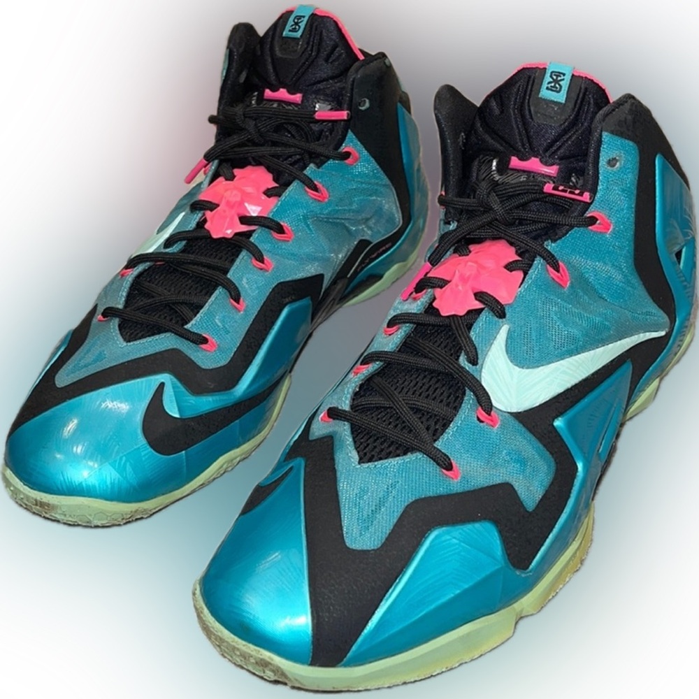 Nike | LeBron James 11 South Beach - Picture 4 of 9